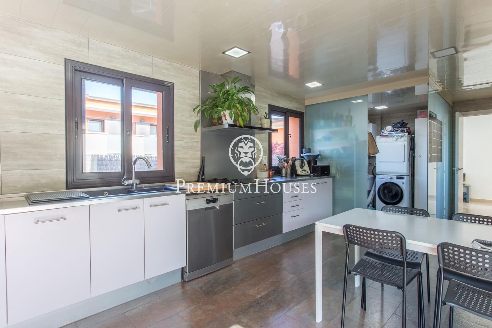 4 makuuhuone Huvila myytävänä paikassa Vallromanes mukana uima-altaan 
autotalli - 690 000 € (Ref: 9205085)