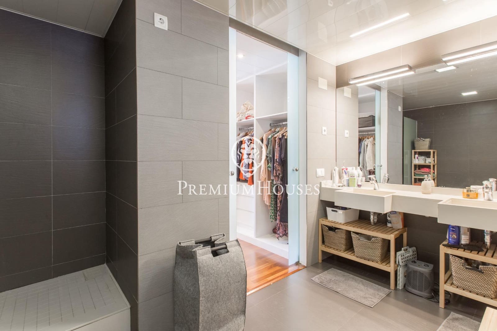 4 makuuhuone Huvila myytävänä paikassa Vallromanes mukana uima-altaan 
autotalli - 690 000 € (Ref: 9205085)