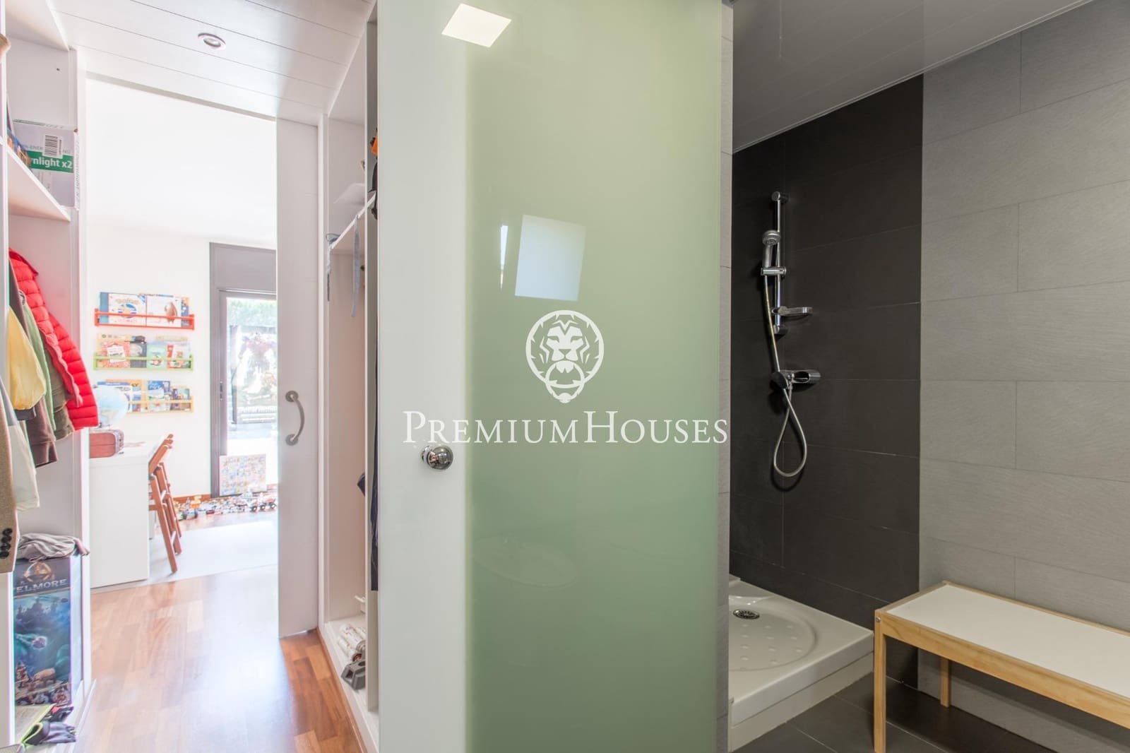 4 makuuhuone Huvila myytävänä paikassa Vallromanes mukana uima-altaan 
autotalli - 690 000 € (Ref: 9205085)