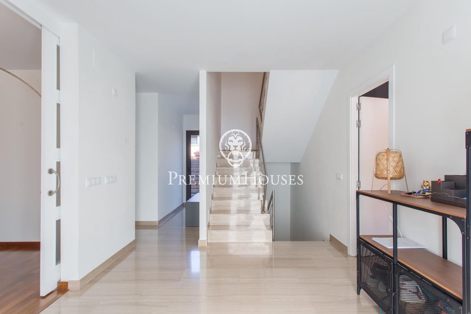 4 makuuhuone Huvila myytävänä paikassa Vallromanes mukana uima-altaan 
autotalli - 690 000 € (Ref: 9205085)