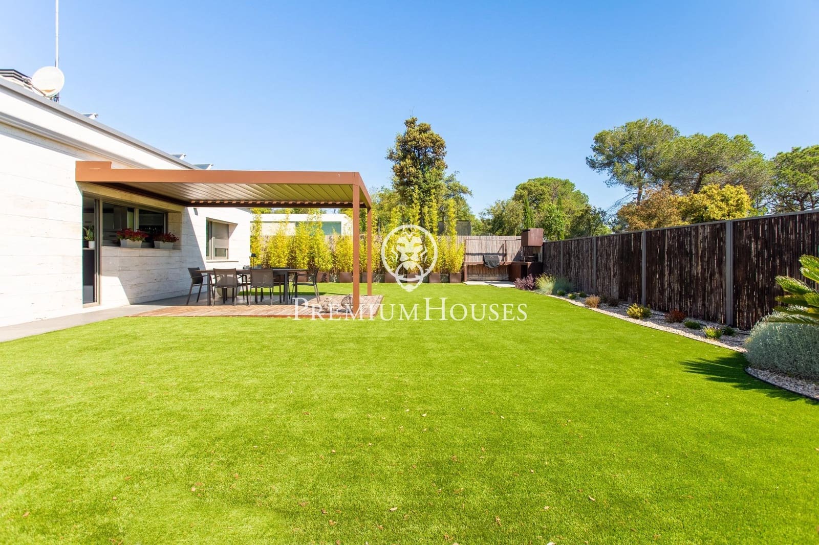 4 soverom Villa til salgs i Vallromanes med svømmebasseng garasje - € 1 260 000 (Ref: 9205096)