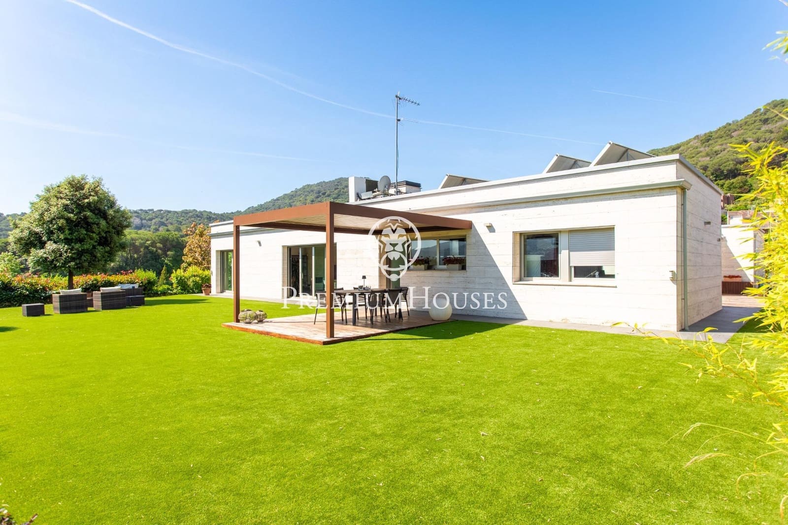 4 soverom Villa til salgs i Vallromanes med svømmebasseng garasje - € 1 260 000 (Ref: 9205096)