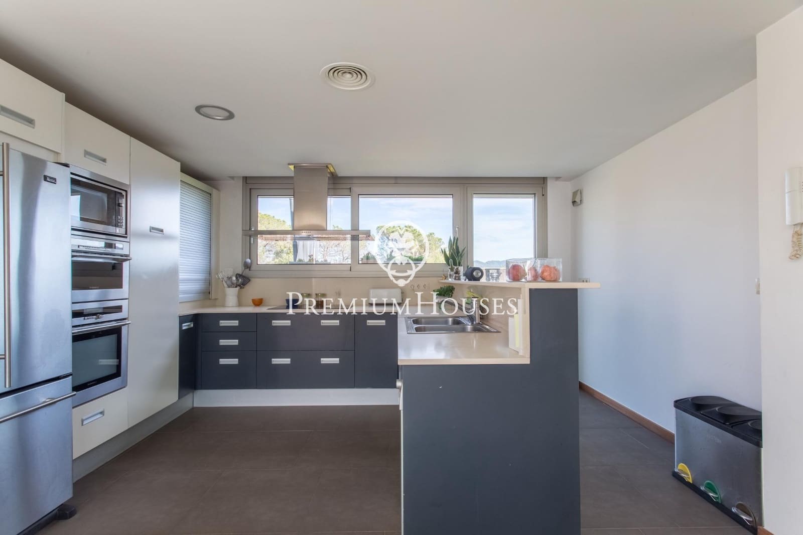 4 sypialnia Willa na sprzedaż w Vallromanes z basenem garażem - 1 260 000 € (Ref: 9205096)