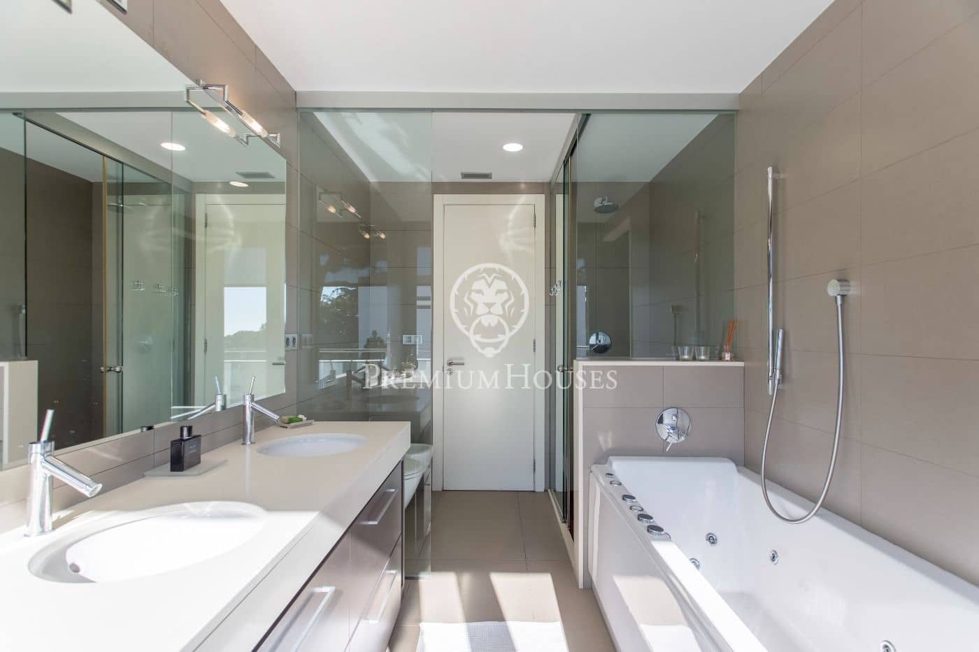 5 soverom Villa til salgs i Premia de Dalt med svømmebasseng garasje - € 1 600 000 (Ref: 9205111)