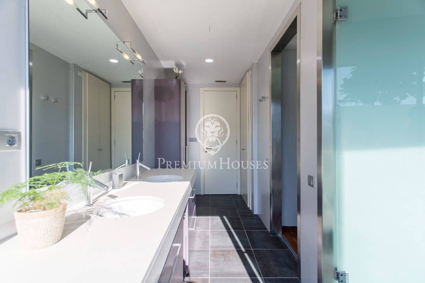 5 soverom Villa til salgs i Premia de Dalt med svømmebasseng garasje - € 1 600 000 (Ref: 9205111)