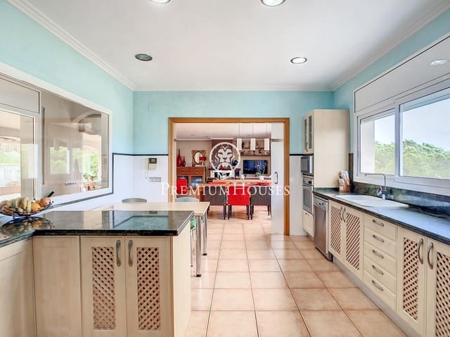 5 bedroom Villa for sale in Sant Fost de Campsentelles with garage - € 580,000 (Ref: 9205142)