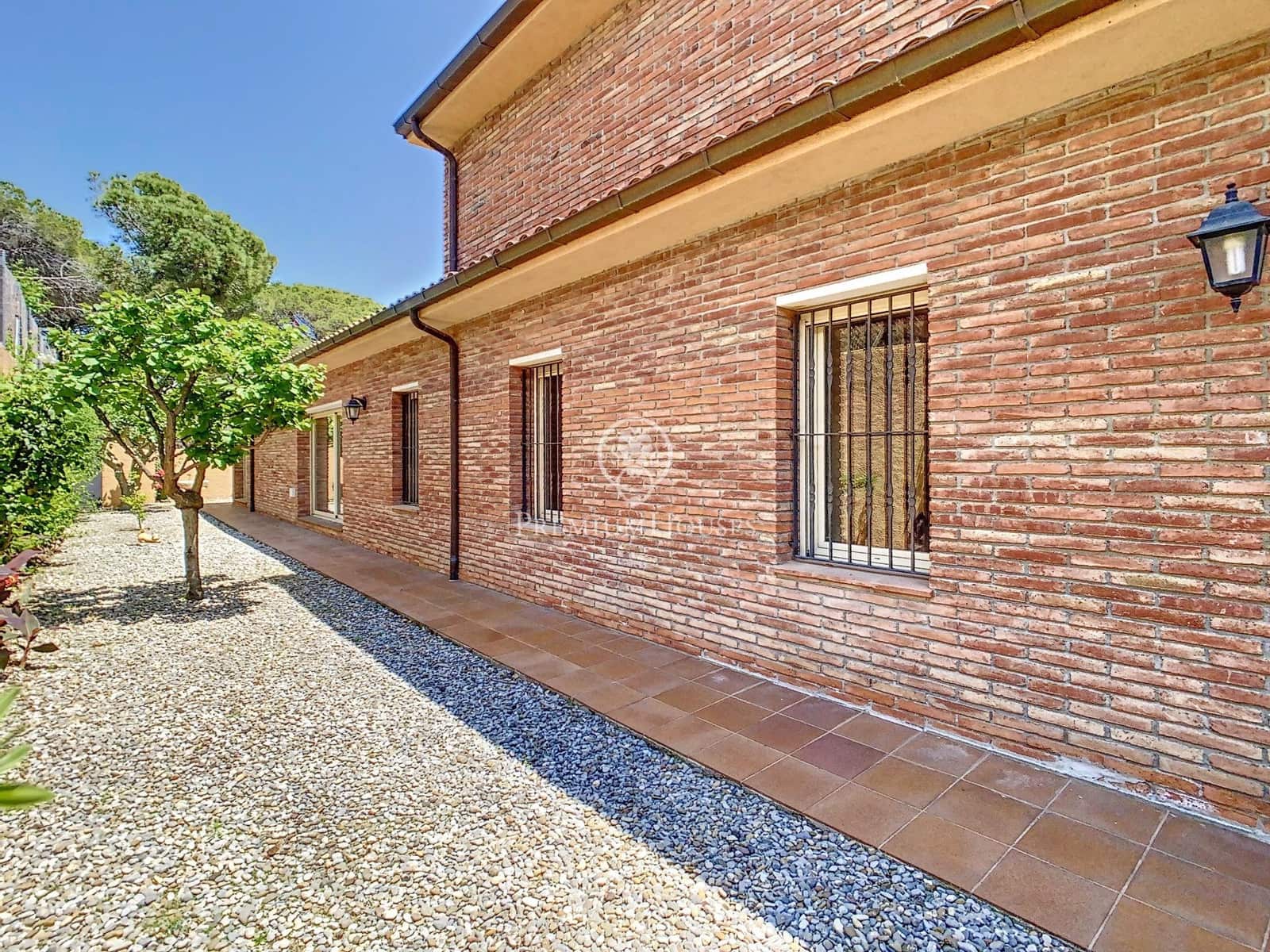 5 bedroom Villa for sale in Sant Pol de Mar with pool - € 999,000 (Ref: 9205153)