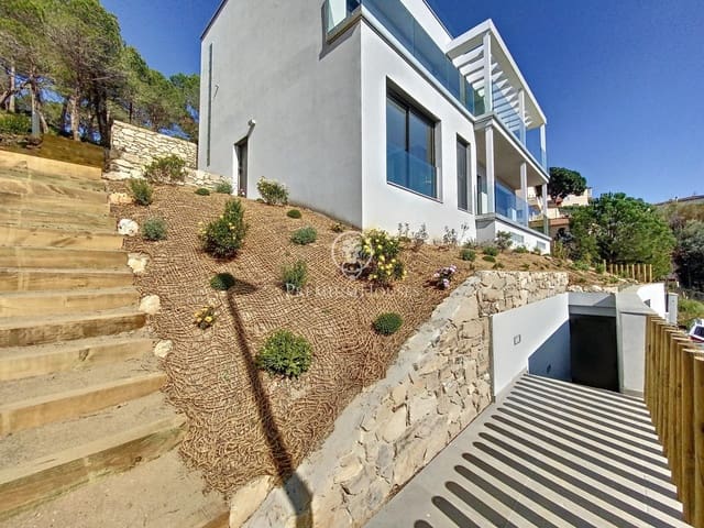 4 soveværelse Villa til salg i Lloret de Mar med swimmingpool - € 869.500 (Ref: 9205166)