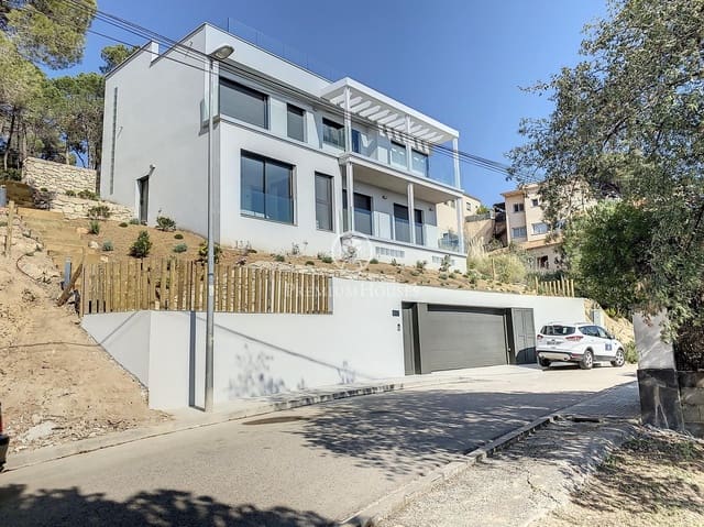 4 soveværelse Villa til salg i Lloret de Mar med swimmingpool - € 869.500 (Ref: 9205166)