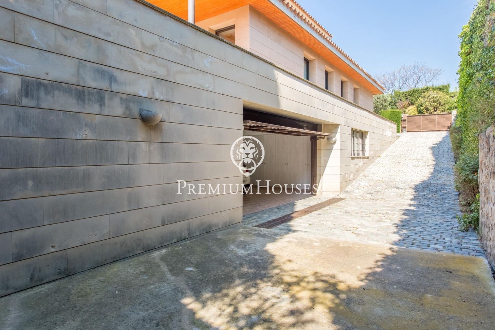 5 bedroom Villa for sale in Alella with pool garage - € 1,980,000 (Ref: 9205189)