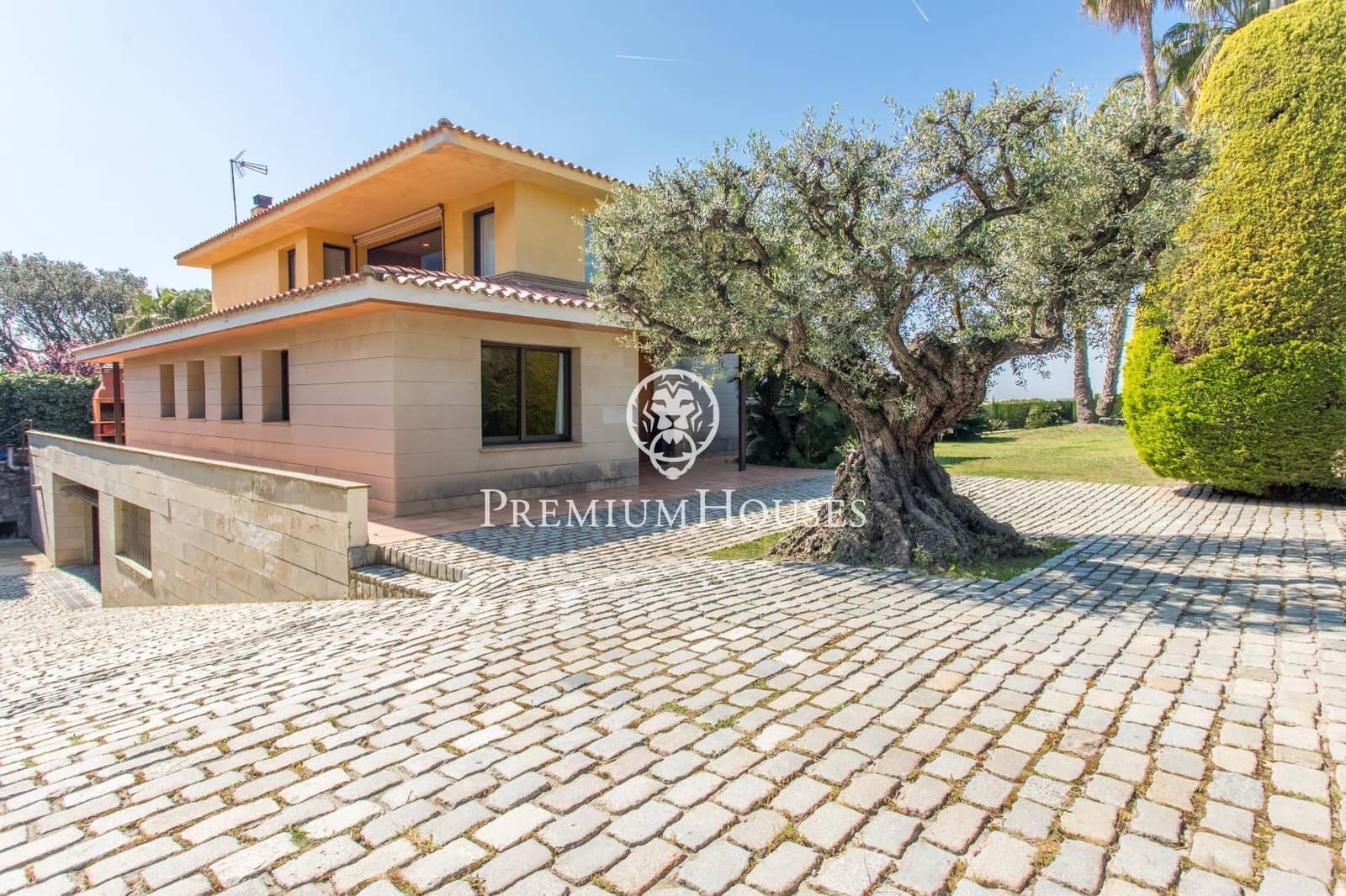 5 bedroom Villa for sale in Alella with pool garage - € 1,980,000 (Ref: 9205189)