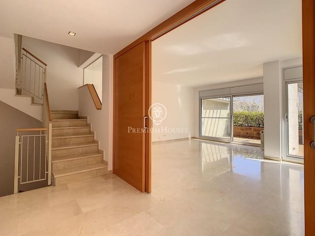 4 slaapkamer Rijtjeshuis te koop in Arenys de Munt met zwembad - € 720.000 (Ref: 9252423)