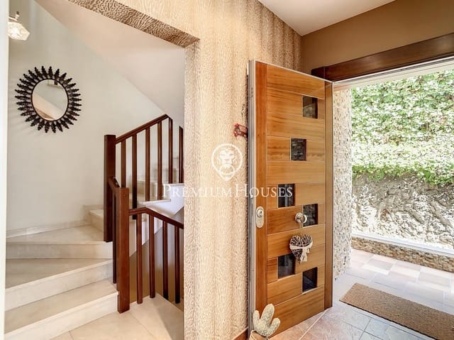 4 bedroom Villa for sale in Santa Susanna with pool - € 570,000 (Ref: 9257278)