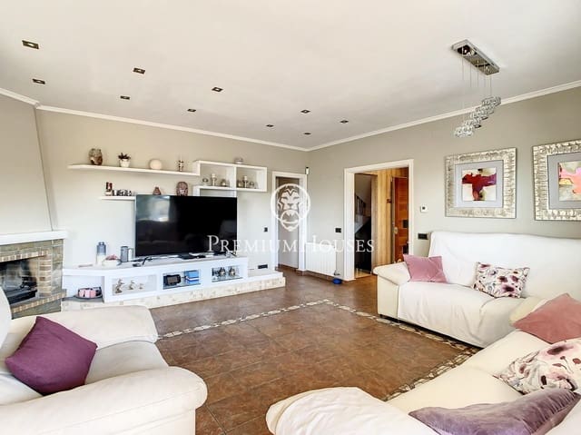 4 bedroom Villa for sale in Santa Susanna with pool - € 570,000 (Ref: 9257278)