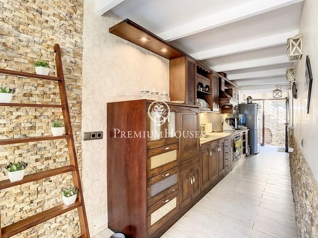 4 bedroom Villa for sale in Santa Susanna with pool - € 570,000 (Ref: 9257278)