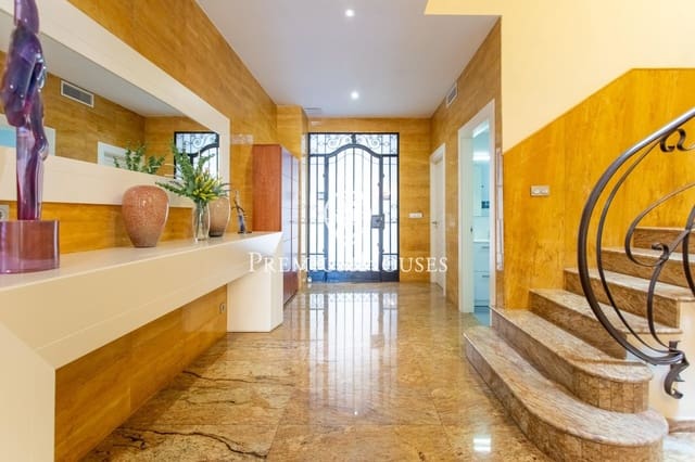 5 bedroom Townhouse for sale in Mataró with garage - € 1,300,000 (Ref: 9264495)