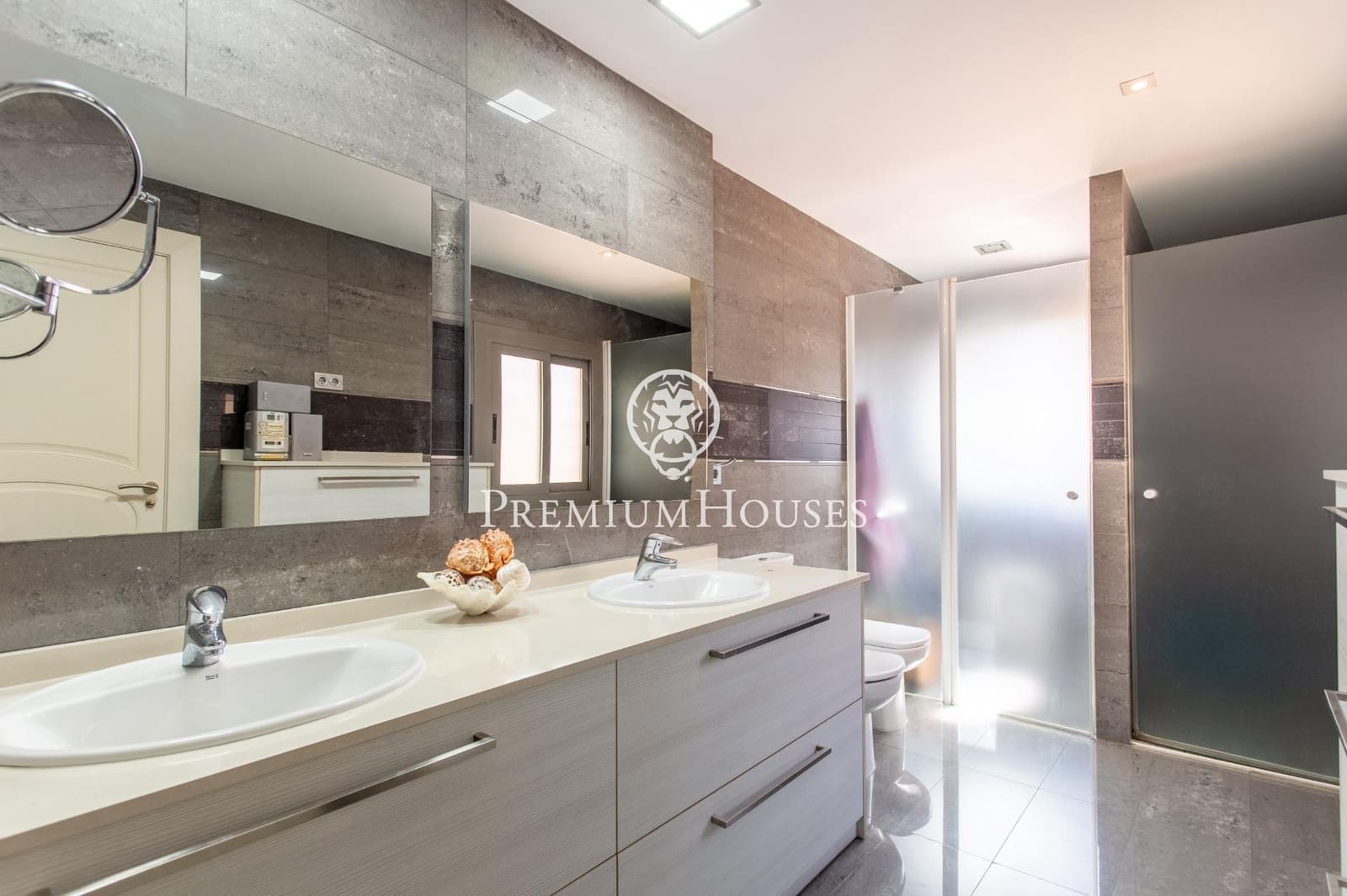 5 makuuhuone Omakotitalo myytävänä paikassa Mataro mukana 
autotalli - 1 300 000 € (Ref: 9264495)