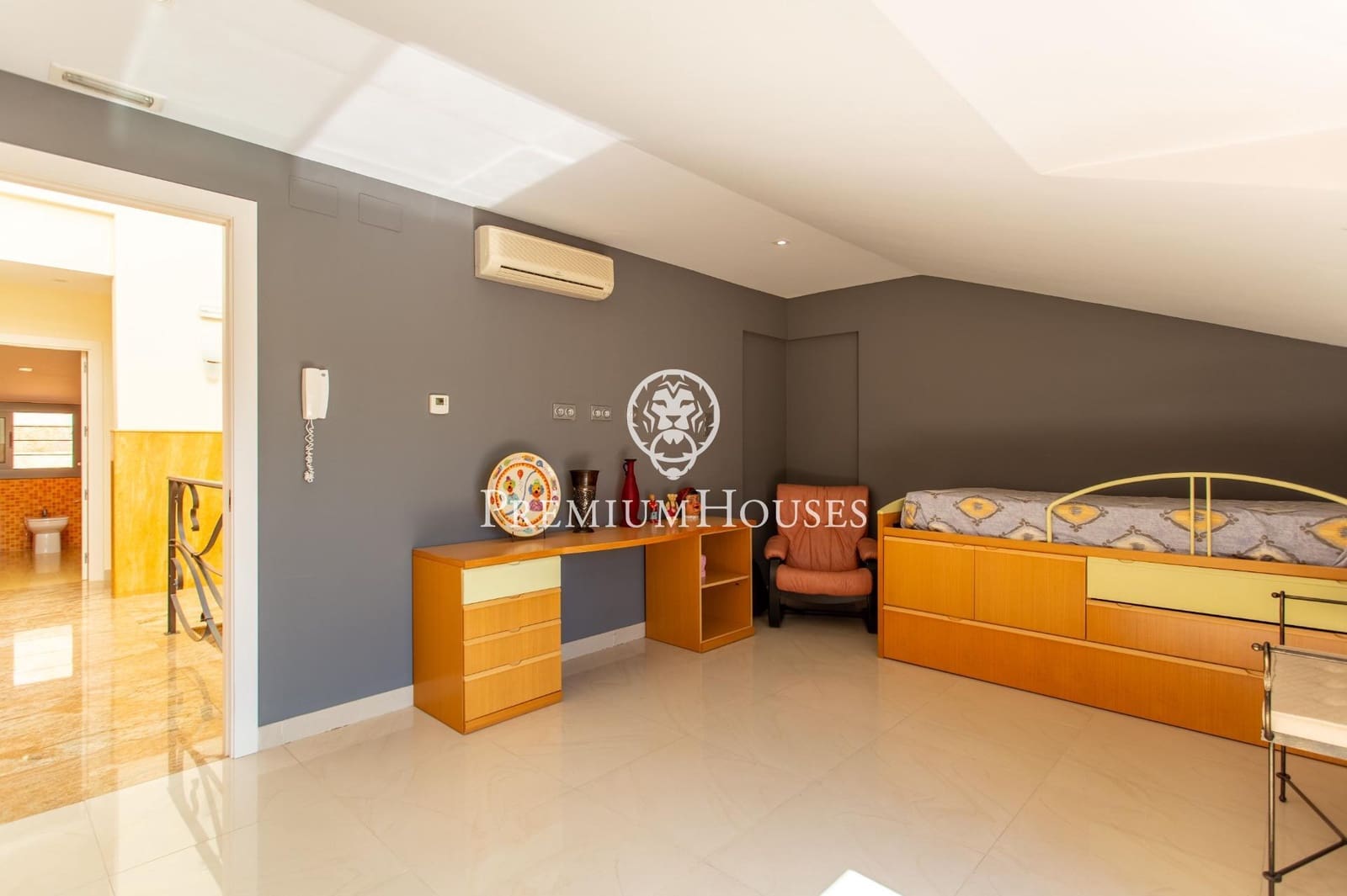 5 makuuhuone Omakotitalo myytävänä paikassa Mataro mukana 
autotalli - 1 300 000 € (Ref: 9264495)