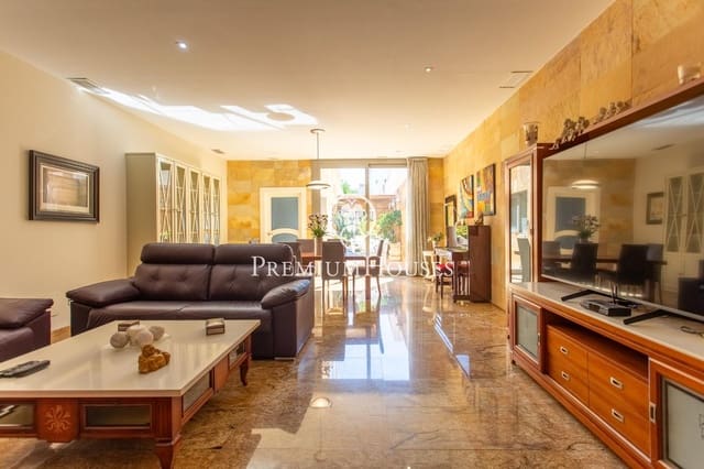 5 bedroom Townhouse for sale in Mataró with garage - € 1,300,000 (Ref: 9264495)