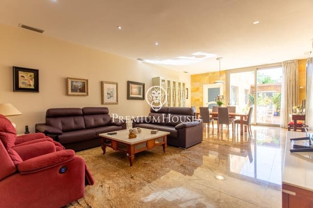 5 bedroom Townhouse for sale in Mataró with garage - € 1,300,000 (Ref: 9264495)
