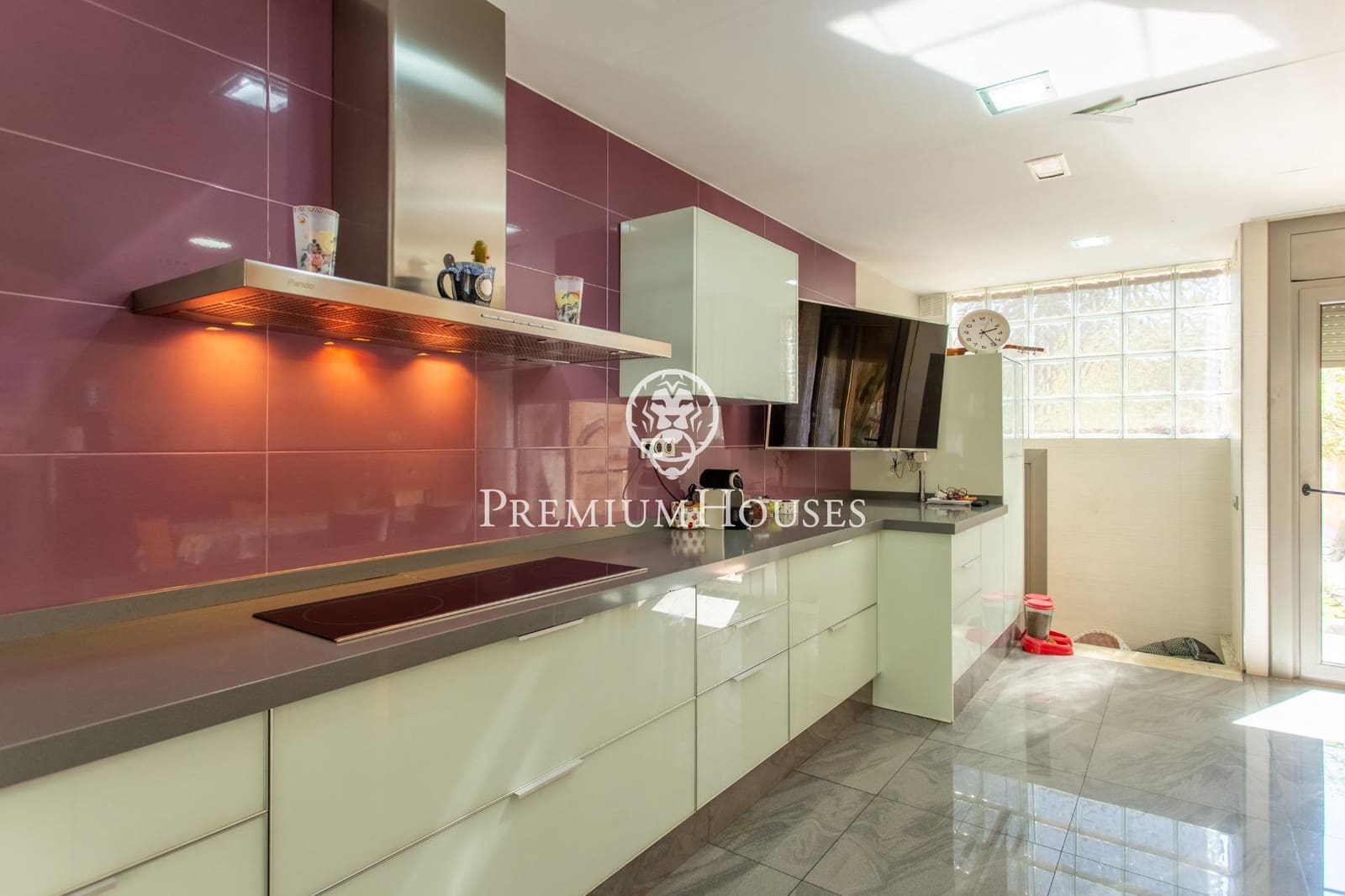 5 makuuhuone Omakotitalo myytävänä paikassa Mataro mukana 
autotalli - 1 300 000 € (Ref: 9264495)