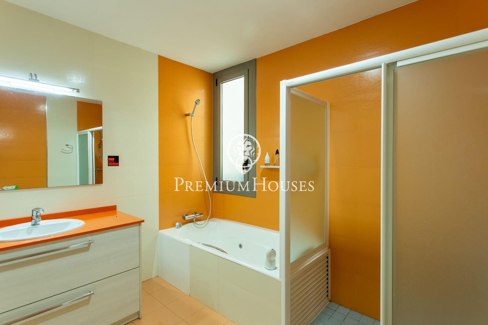 5 makuuhuone Omakotitalo myytävänä paikassa Mataro mukana 
autotalli - 1 300 000 € (Ref: 9264495)