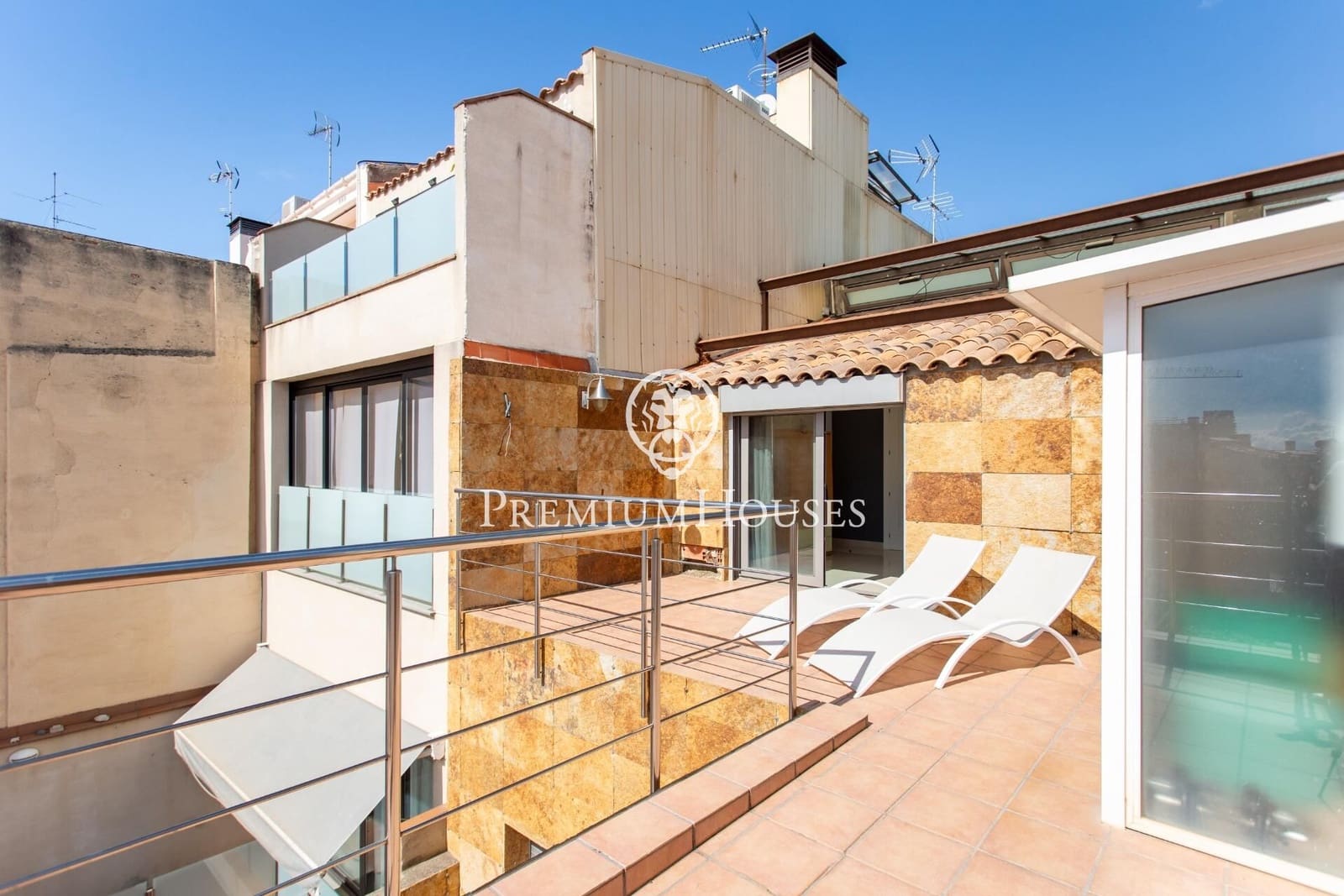 5 makuuhuone Omakotitalo myytävänä paikassa Mataro mukana 
autotalli - 1 300 000 € (Ref: 9264495)