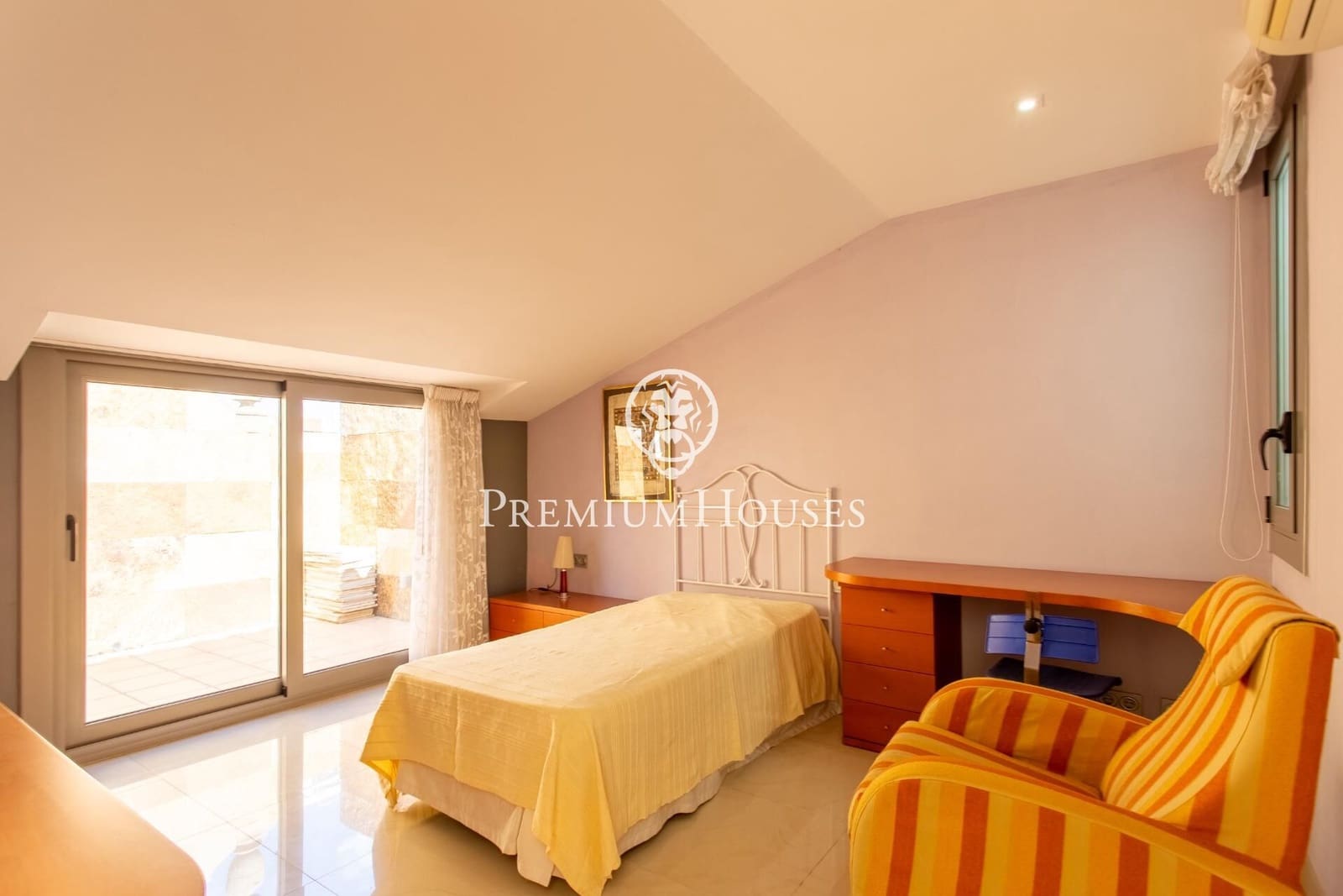 5 makuuhuone Omakotitalo myytävänä paikassa Mataro mukana 
autotalli - 1 300 000 € (Ref: 9264495)