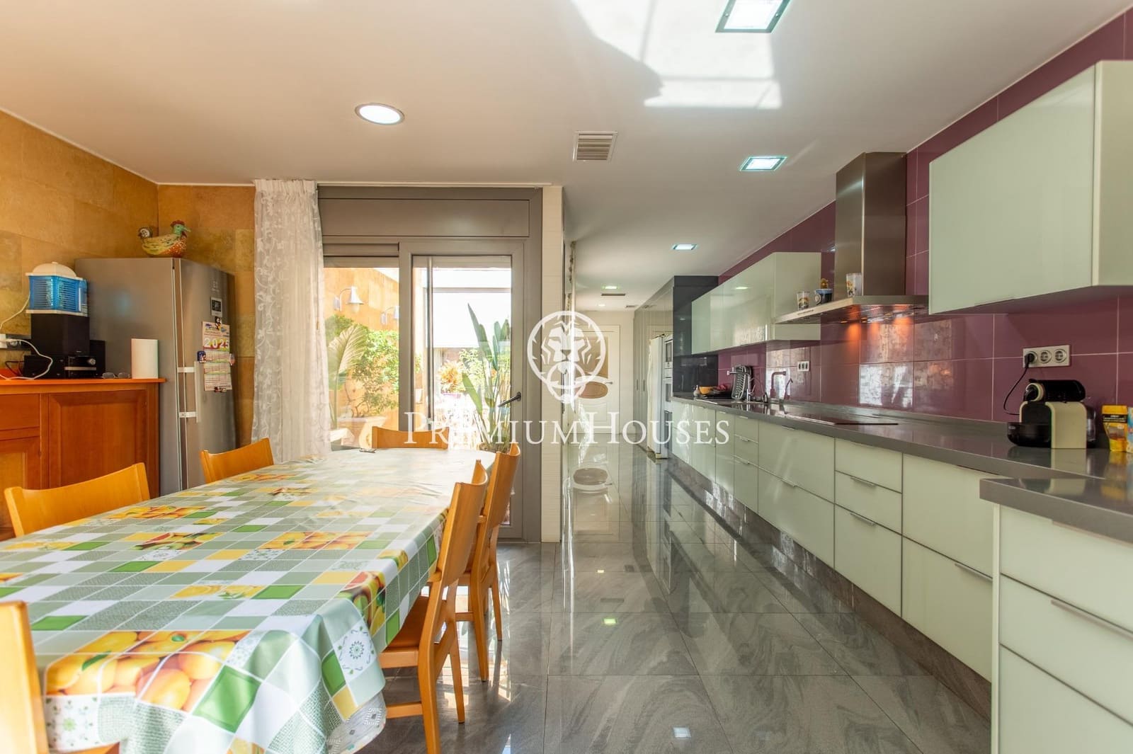 5 makuuhuone Omakotitalo myytävänä paikassa Mataro mukana 
autotalli - 1 300 000 € (Ref: 9264495)