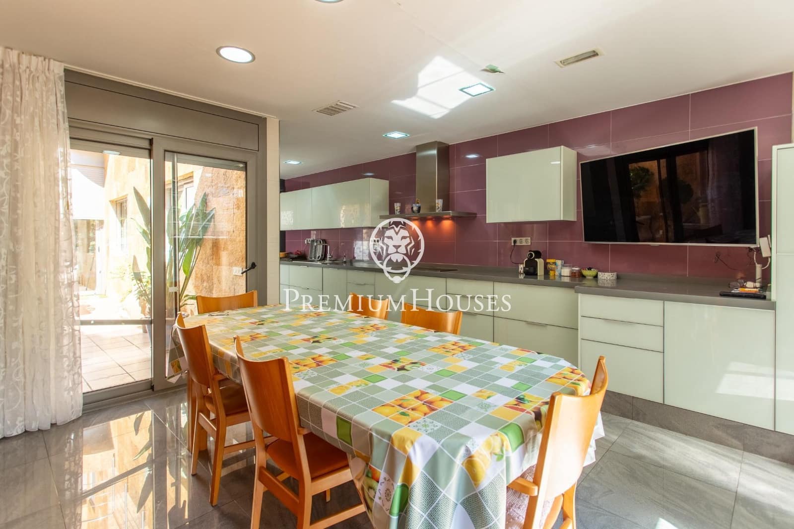 5 makuuhuone Omakotitalo myytävänä paikassa Mataro mukana 
autotalli - 1 300 000 € (Ref: 9264495)