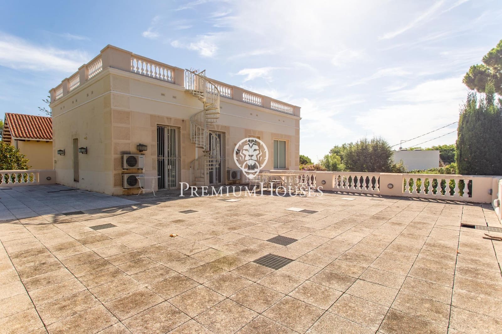 6 bedroom Villa for sale in El Masnou with pool garage - € 1,670,000 (Ref: 9276323)