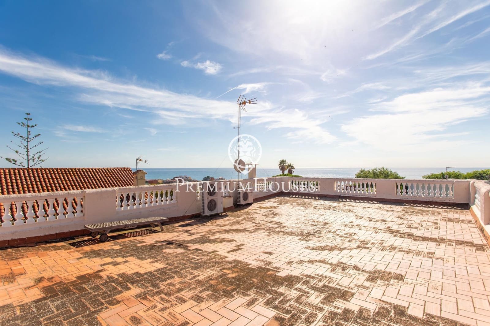 6 bedroom Villa for sale in El Masnou with pool garage - € 1,670,000 (Ref: 9276323)