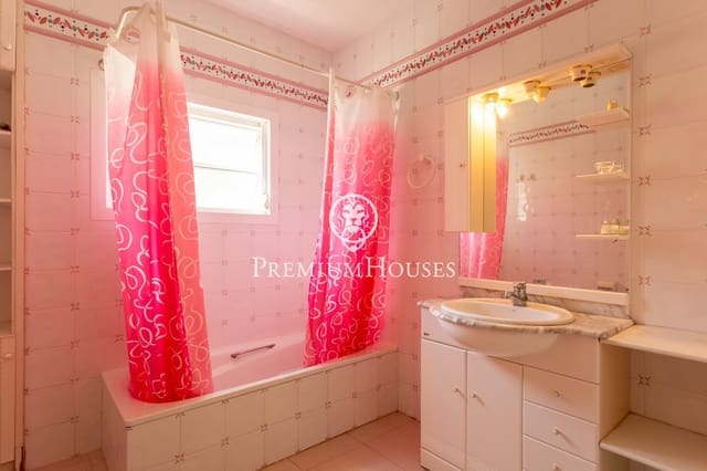 3 slaapkamer Villa te koop in Calella met zwembad garage - € 500.000 (Ref: 9294377)