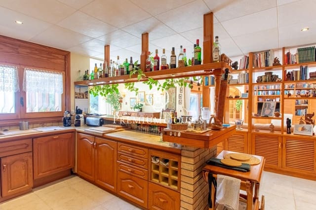 4 bedroom Villa for sale in Lloret de Mar with pool garage - € 1,890,000 (Ref: 9400925)