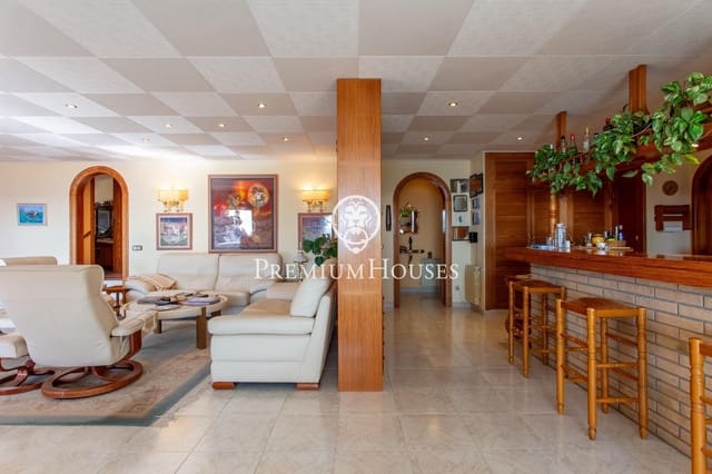 4 bedroom Villa for sale in Lloret de Mar with pool garage - € 1,890,000 (Ref: 9400925)