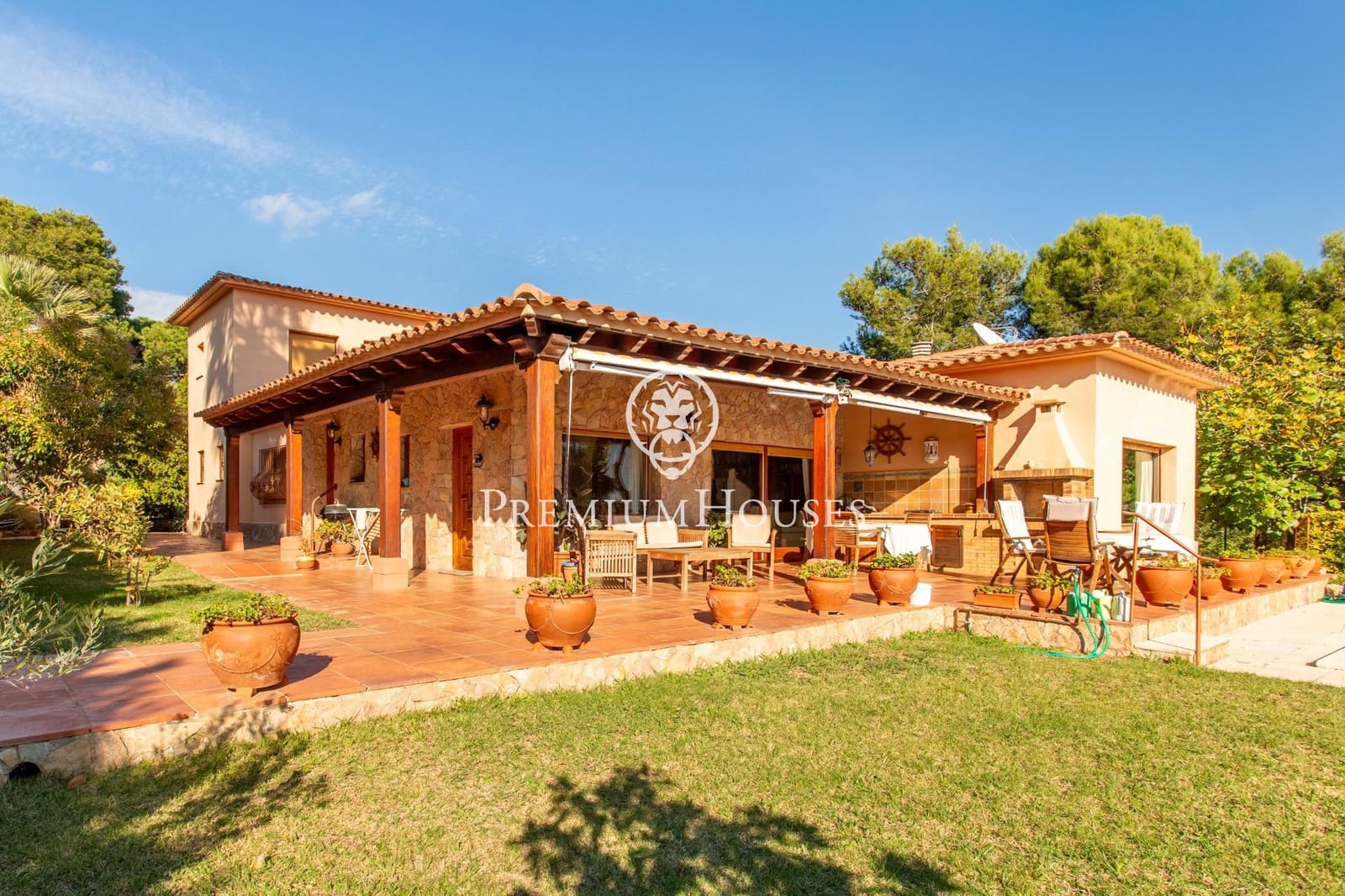 4 bedroom Villa for sale in Lloret de Mar with pool garage - € 1,890,000 (Ref: 9400925)