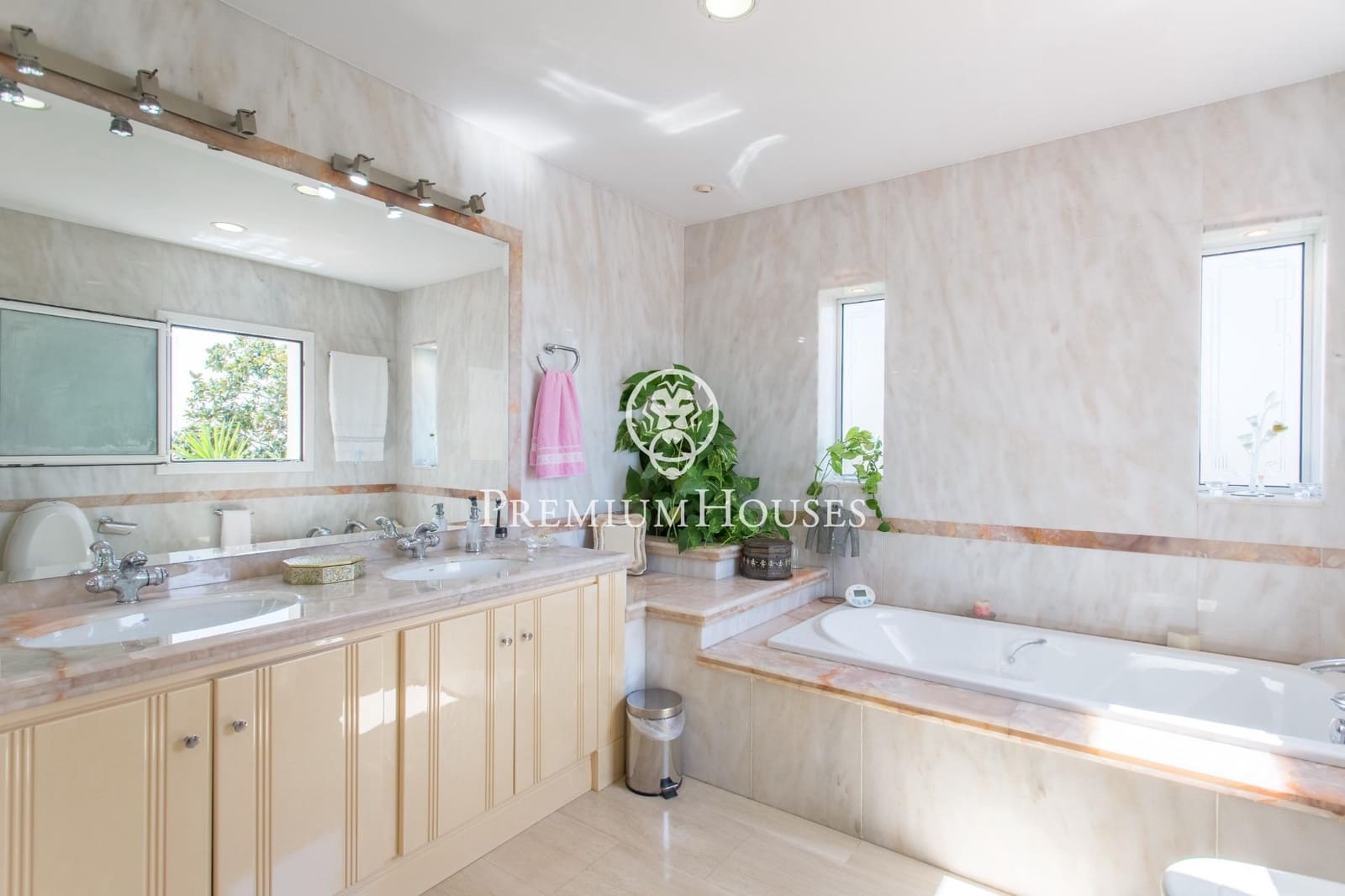 5 soverom Villa til salgs i El Masnou med svømmebasseng garasje - € 1 395 000 (Ref: 9414085)