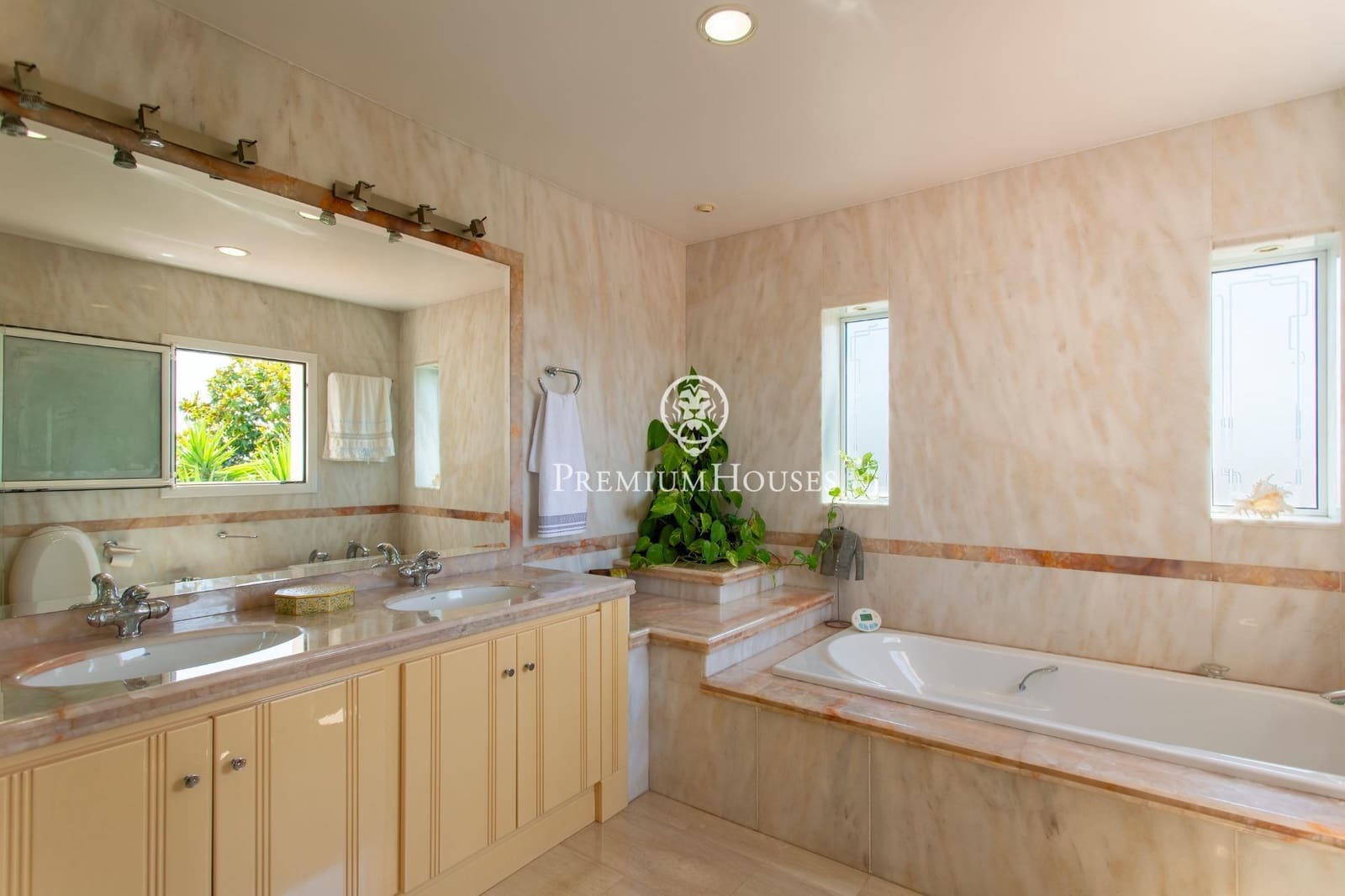 5 soverom Villa til salgs i El Masnou med svømmebasseng garasje - € 1 290 000 (Ref: 9414085)