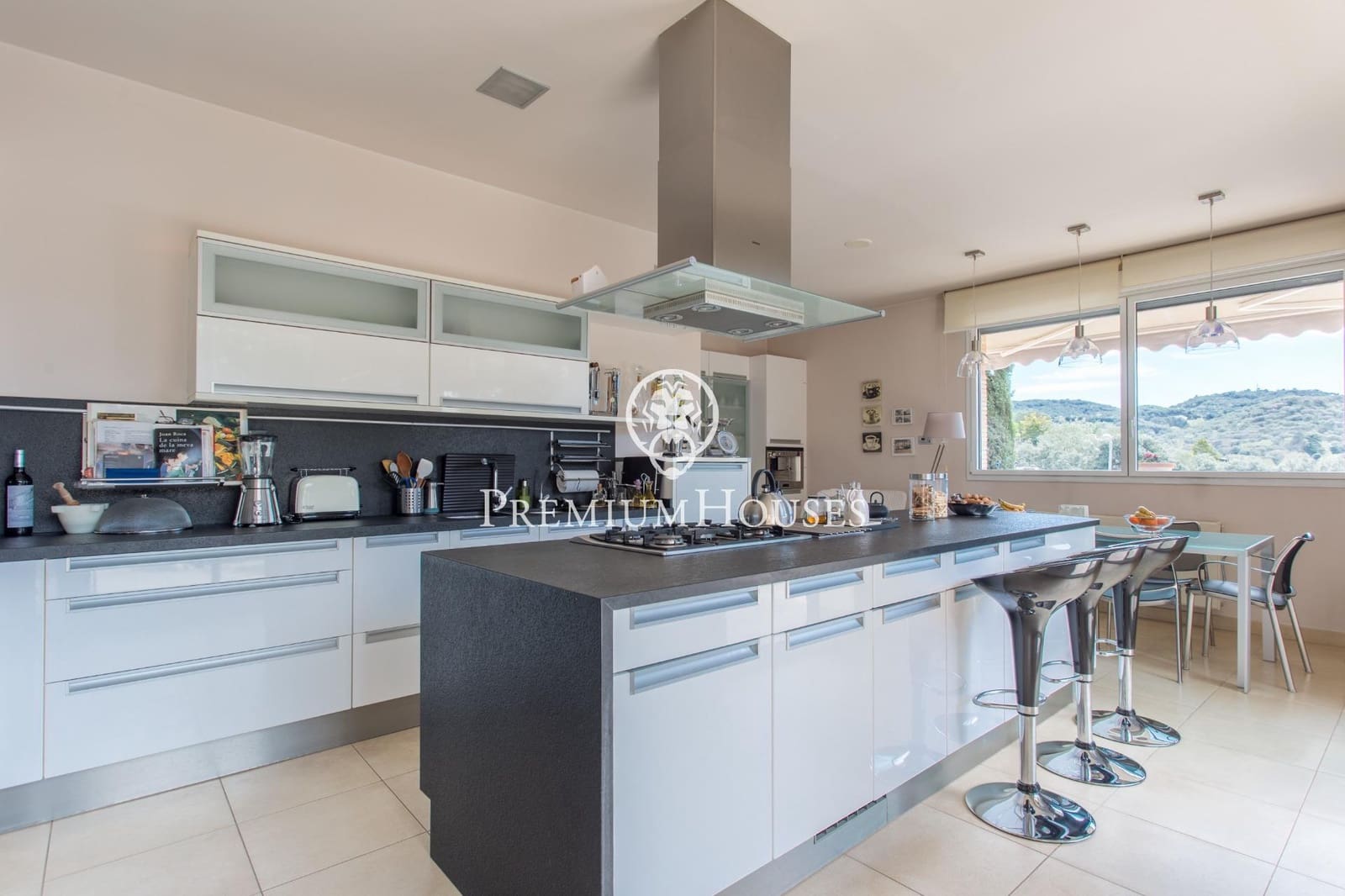 5 soverom Villa til salgs i Vallromanes med svømmebasseng garasje - € 1 900 000 (Ref: 9427204)