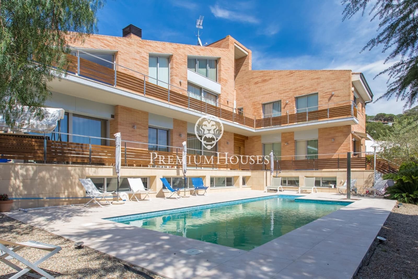 5 soverom Villa til salgs i Vallromanes med svømmebasseng garasje - € 1 900 000 (Ref: 9427204)