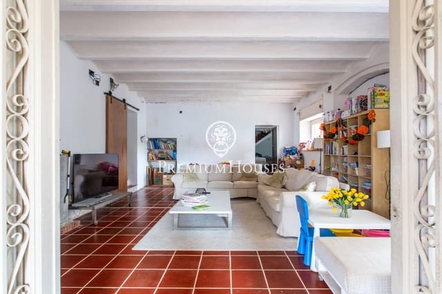 8 slaapkamer Villa te koop in Sant Andreu de Llavaneres met zwembad - € 837.000 (Ref: 9446327)