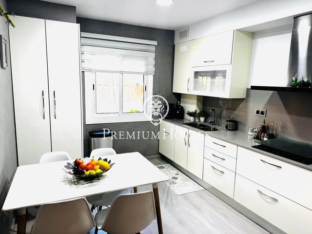 5 makuuhuone Rivitalo myytävänä paikassa El Masnou mukana 
autotalli - 649 000 € (Ref: 9497179)