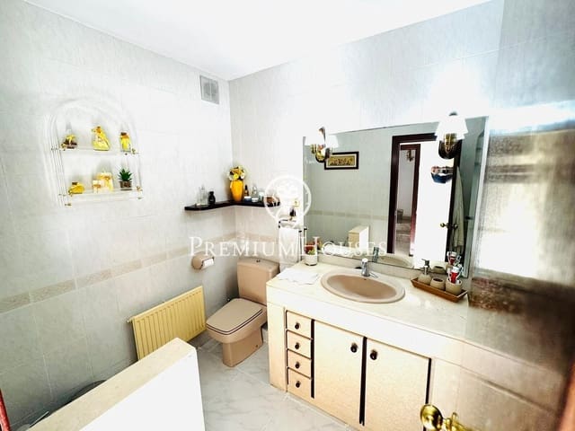 5 makuuhuone Rivitalo myytävänä paikassa El Masnou mukana 
autotalli - 649 000 € (Ref: 9497179)