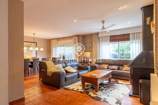 4 bedroom Townhouse for sale in Cabrera de Mar with garage - € 740,000 (Ref: 9513401)