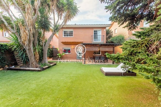 4 bedroom Townhouse for sale in Cabrera de Mar with garage - € 740,000 (Ref: 9513401)
