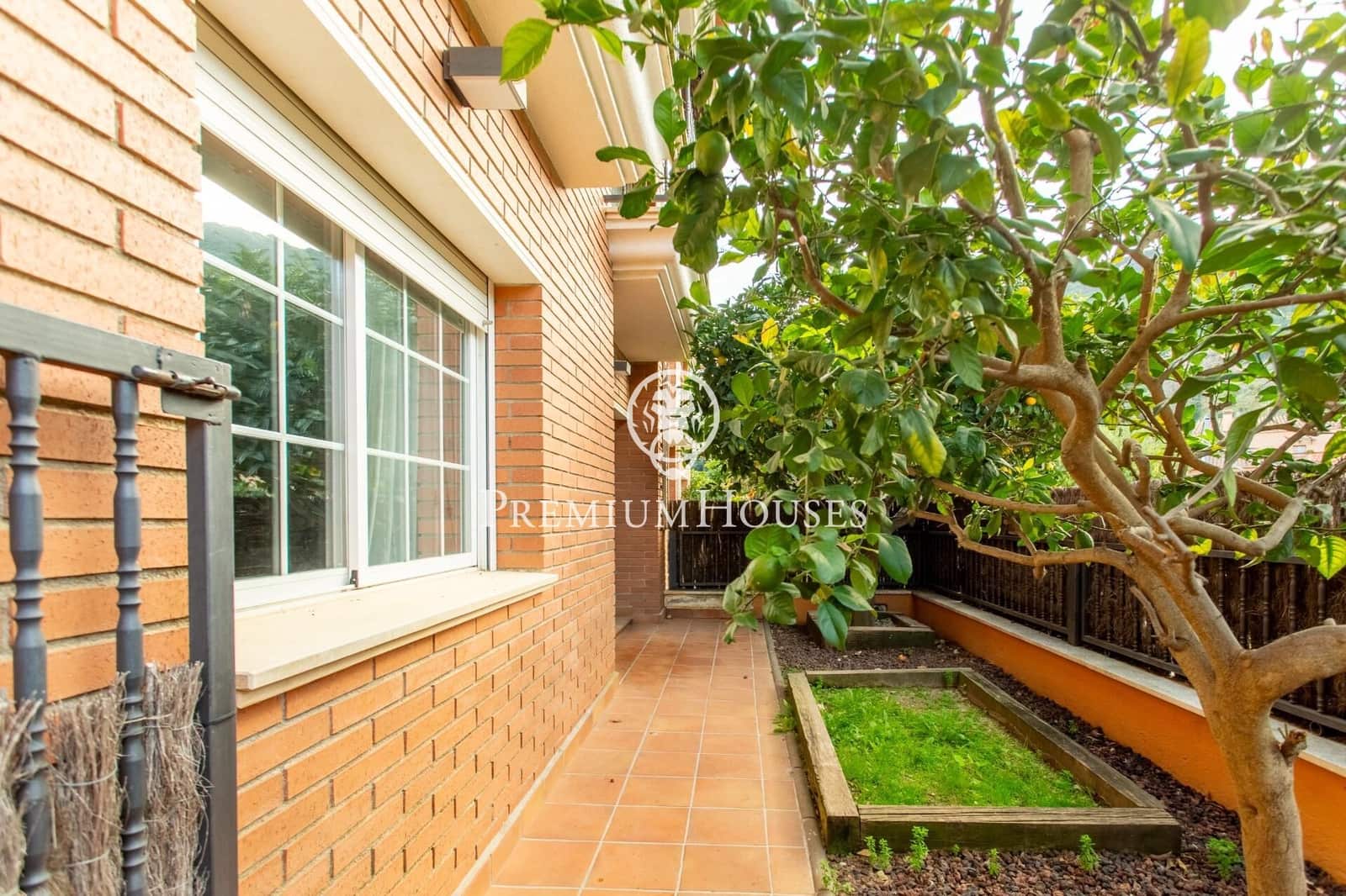 4 bedroom Townhouse for sale in Cabrera de Mar with garage - € 740,000 (Ref: 9513401)