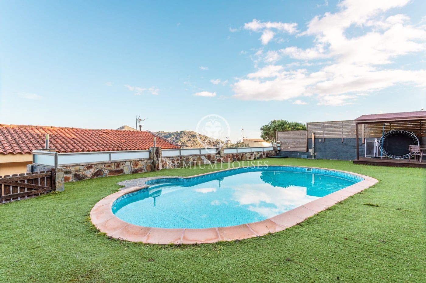 4 slaapkamer Villa te koop in Sant Cebria de Vallalta met zwembad - € 495.000 (Ref: 9543908)