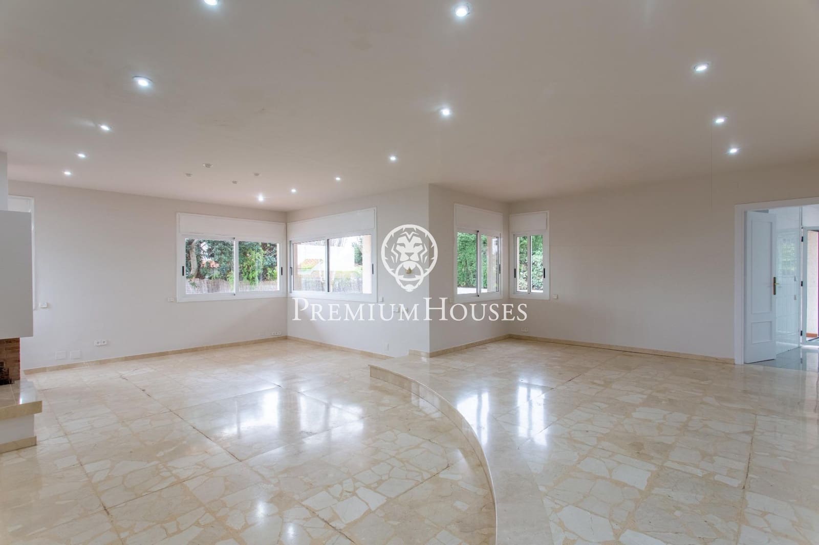 4 bedroom Villa for sale in Alella with pool garage - € 1,720,000 (Ref: 9548180)