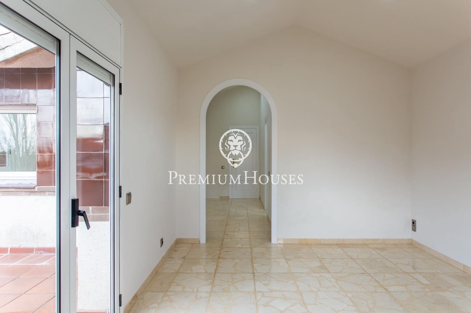 4 bedroom Villa for sale in Alella with pool garage - € 1,720,000 (Ref: 9548180)