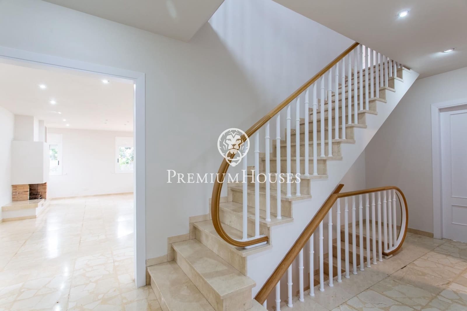 4 bedroom Villa for sale in Alella with pool garage - € 1,720,000 (Ref: 9548180)